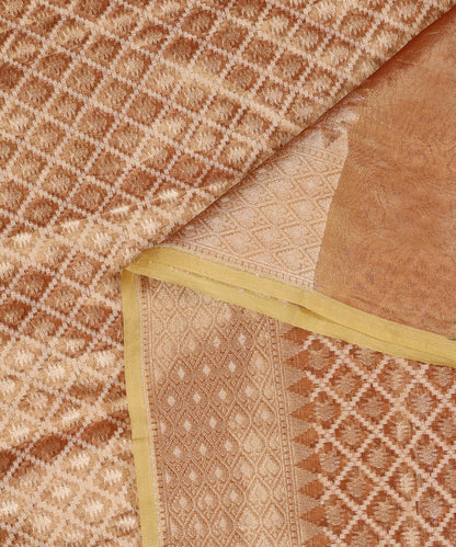Handloom_Gold_Pure_Kora_Tissue_Banarasi_With_Diamond_Pattern_WeaverStory_04
