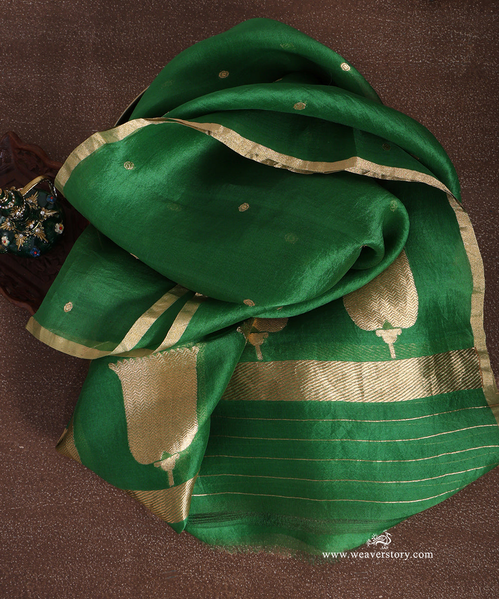 Emerald_Green_Handloom_Pure_Kora_Silk_Banarasi_Duptta_With_Kadhwa_Lotus_Boota_On_Pallu_WeaverStory_01