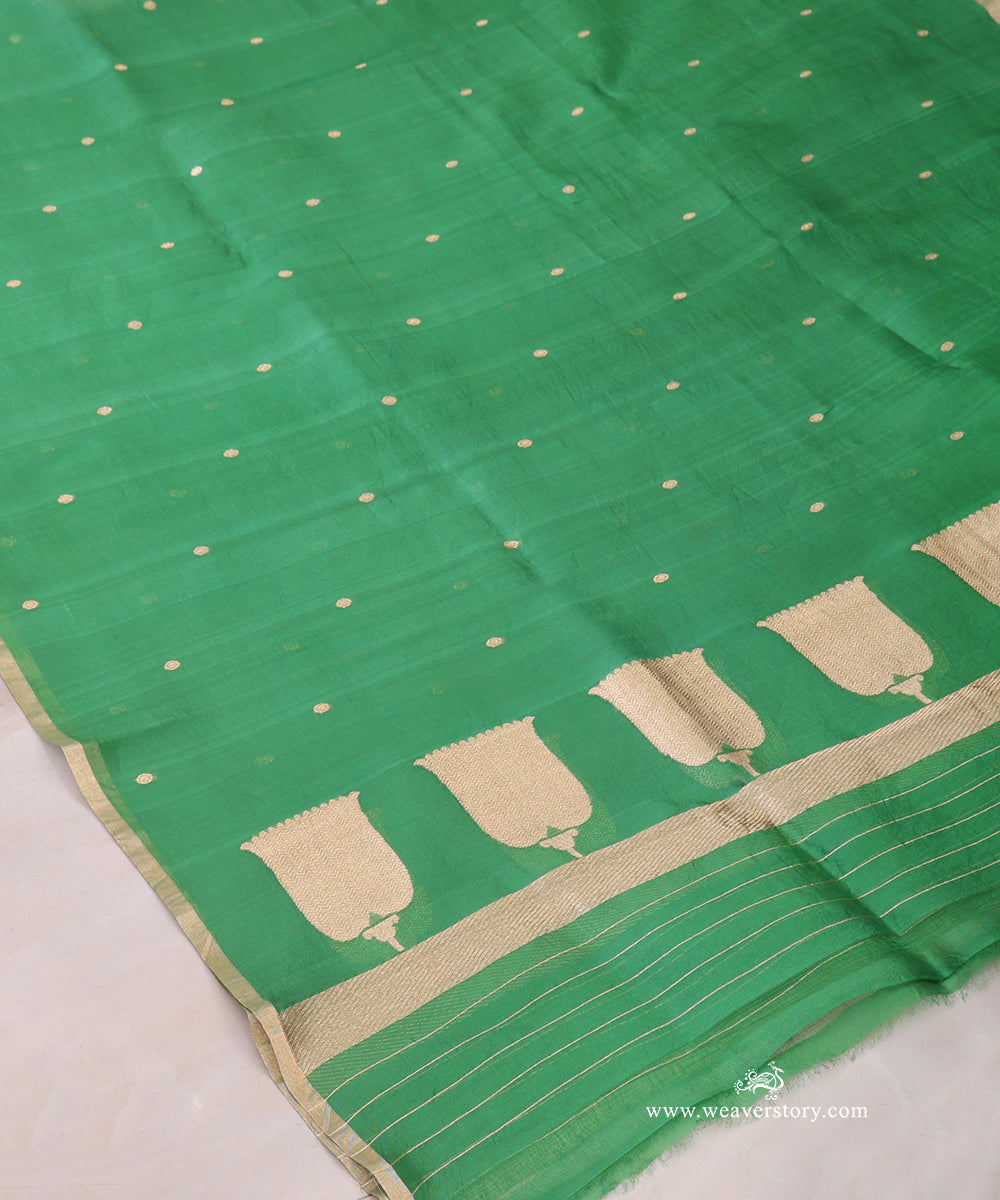 Emerald_Green_Handloom_Pure_Kora_Silk_Banarasi_Duptta_With_Kadhwa_Lotus_Boota_On_Pallu_WeaverStory_03