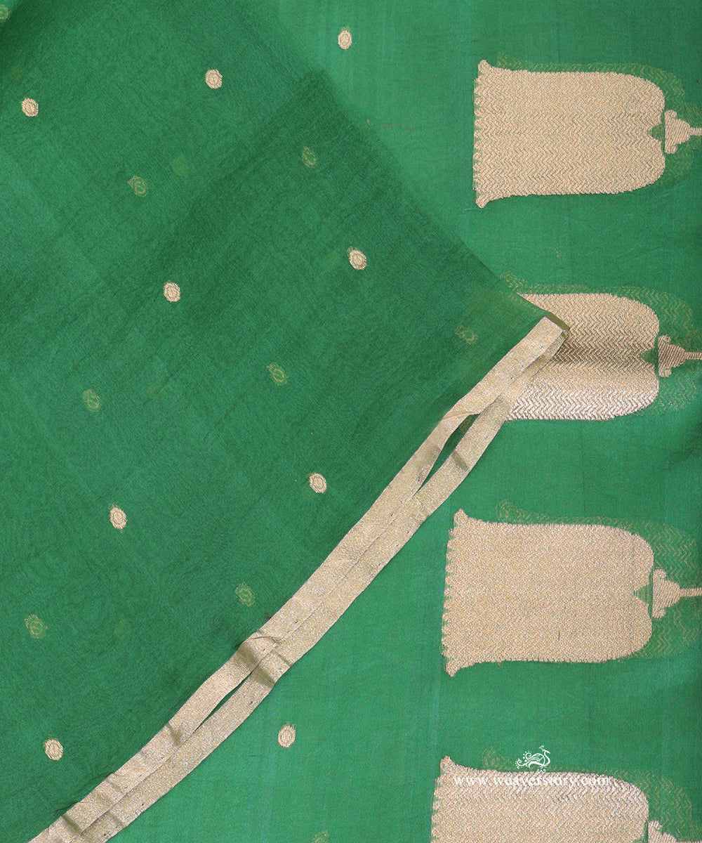 Emerald_Green_Handloom_Pure_Kora_Silk_Banarasi_Duptta_With_Kadhwa_Lotus_Boota_On_Pallu_WeaverStory_04
