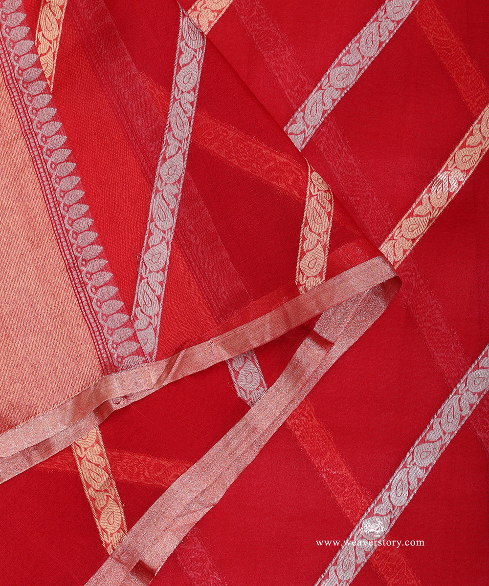Red_Handloom_Pure_Kora_Silk_Banarasi_Duptta_With_Kadhwa_Gold_Silver_Aadi_Jall_WeaverStory_04