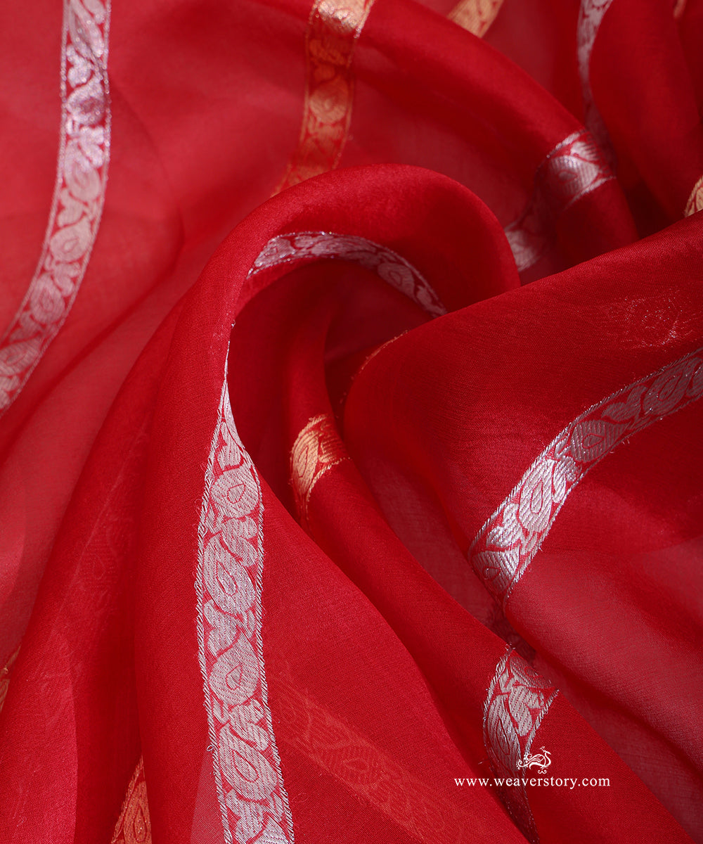 Red_Handloom_Pure_Kora_Silk_Banarasi_Duptta_With_Kadhwa_Gold_Silver_Aadi_Jall_WeaverStory_05