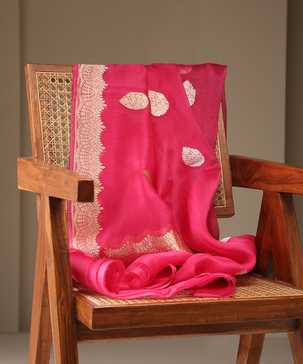 Handloom_Pink_Pure_Kora_Silk_Banarasi_Dupatta_With_Kadhwa_Booti_And_Scalloped_Border_WeaverStory_01