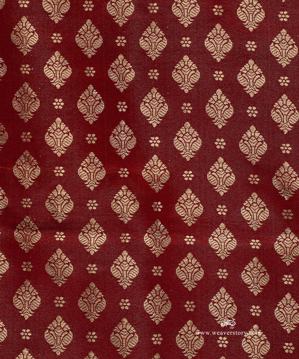 Maroon_Handloom_Pure_Satin_Silk_Tanchoi_Banarasi_Fabric_With_Small_Mughal_Motifs_WeaverStory_03