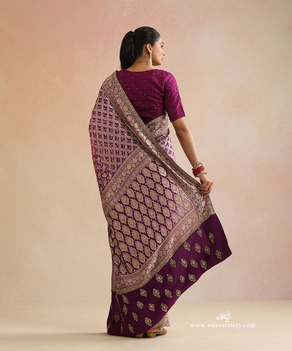 Pink_And_Purple_Handloom_Pure_Georgette_Bandhani_Saree_With_Zari_Checks_And_Extender_Border_WeaverStory_03