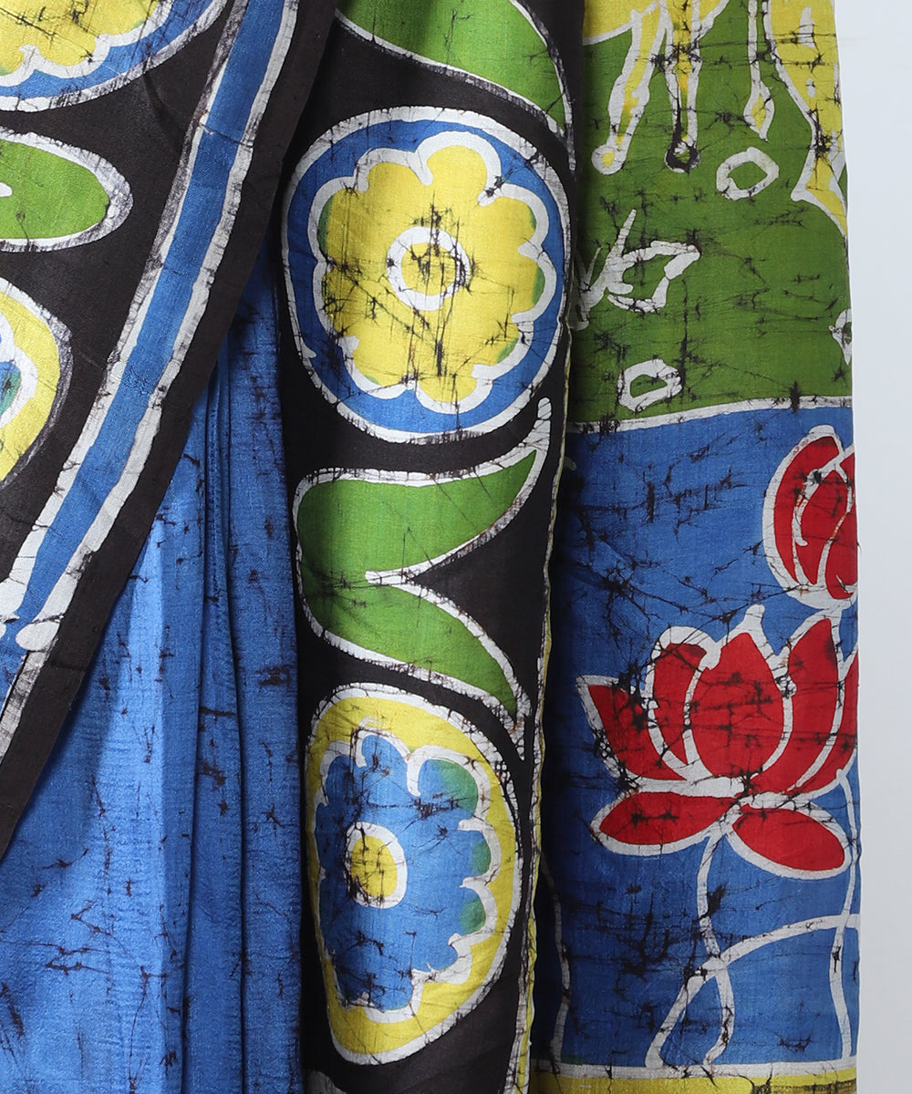 Blue_Handloom_Pure_Mulberry_Silk_Hand_Batik_Saree_With_Lotus_Flower_Motif_And_Brown_Border_WeaverStory_03