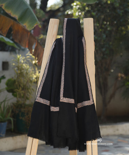 Black_Handwoven_Pure_Pashmina_Shawl_With_Sozni_Border_WeaverStory_01