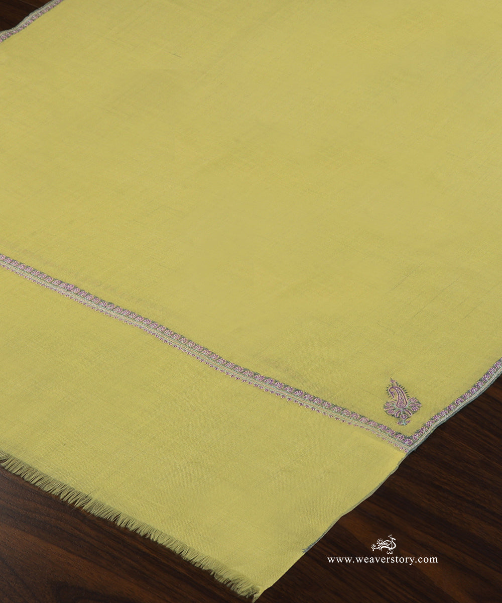 Light_Yellow_Handwoven_Pure_Pashmina_Shawl_With_Soznikari_Border_WeaverStory_03