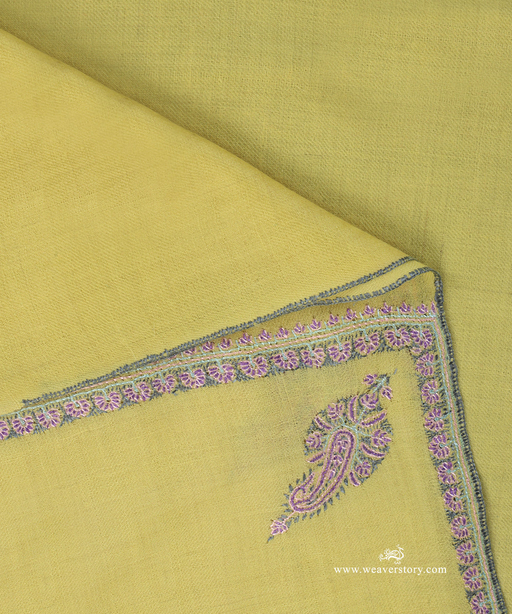 Light_Yellow_Handwoven_Pure_Pashmina_Shawl_With_Soznikari_Border_WeaverStory_04