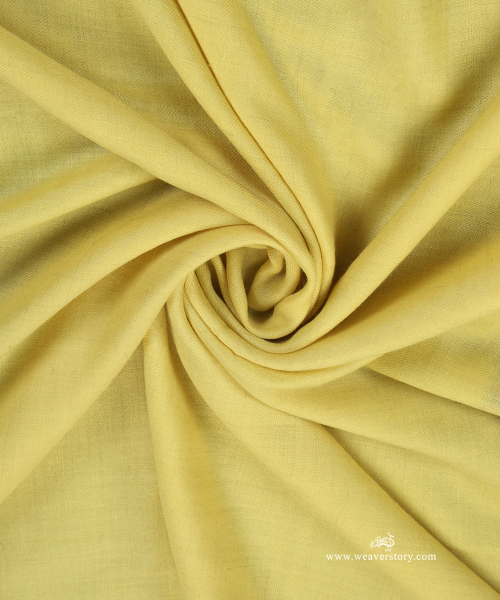 Light_Yellow_Handwoven_Pure_Pashmina_Shawl_With_Soznikari_Border_WeaverStory_05