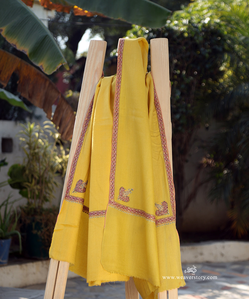 Yellow_Handwoven_Pure_Pashmina_Shawl_With_Soznikari_Border_WeaverStory_01