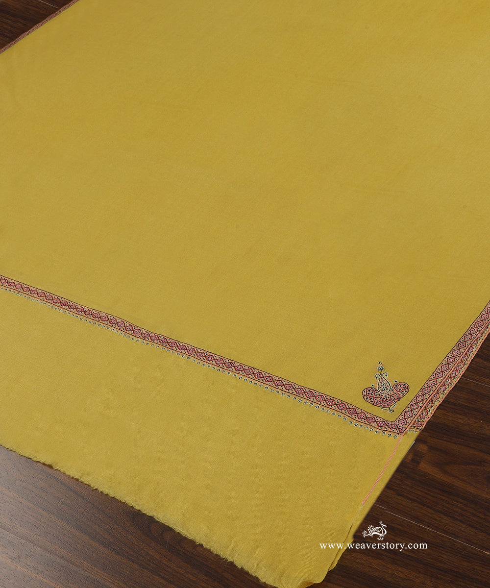 Yellow_Handwoven_Pure_Pashmina_Shawl_With_Soznikari_Border_WeaverStory_03