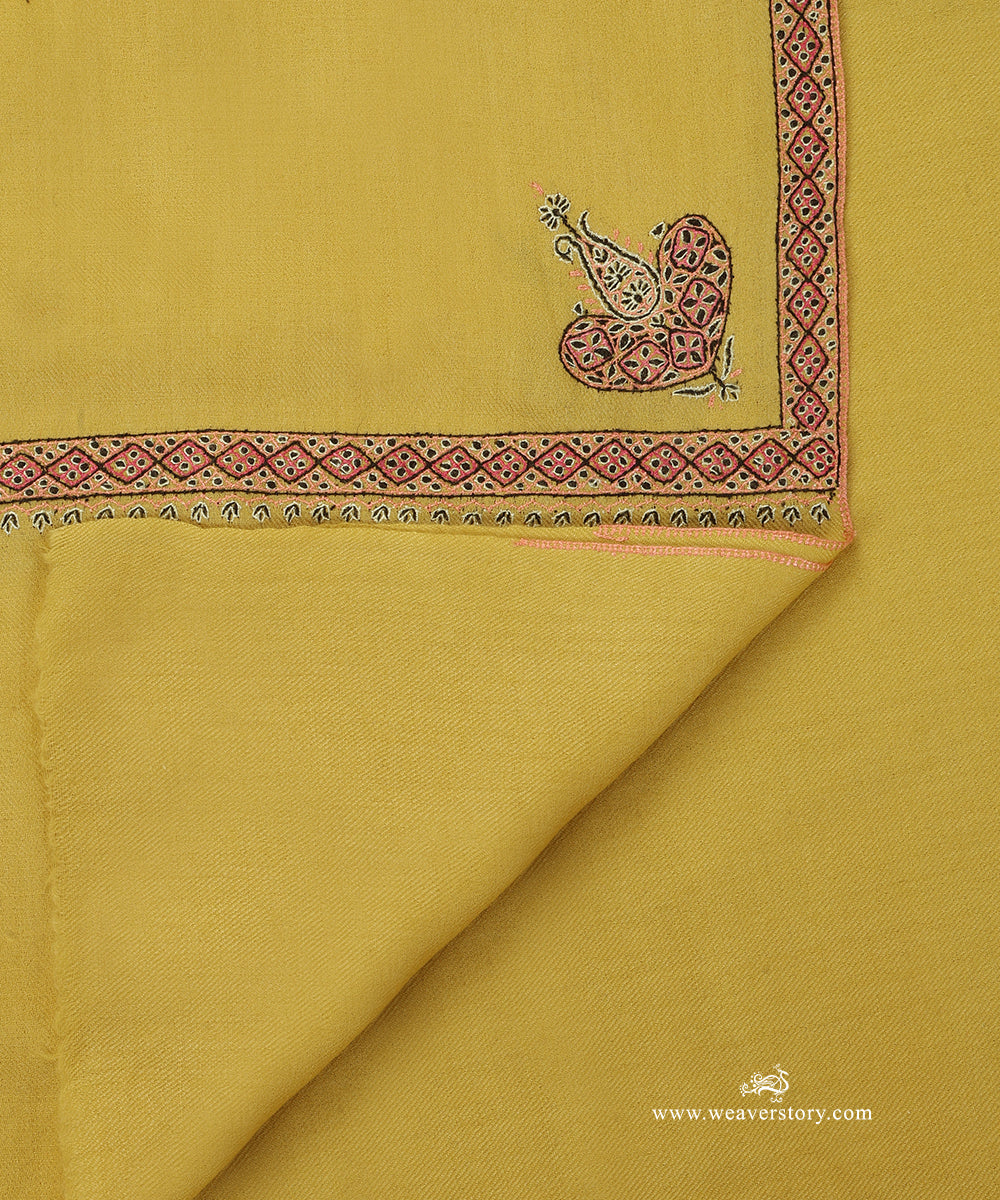 Yellow_Handwoven_Pure_Pashmina_Shawl_With_Soznikari_Border_WeaverStory_04