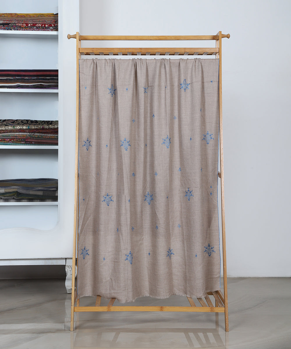 Beige_Pashmina_Shawl_With_All_Over_Floral_Booti_WeaverStory_02