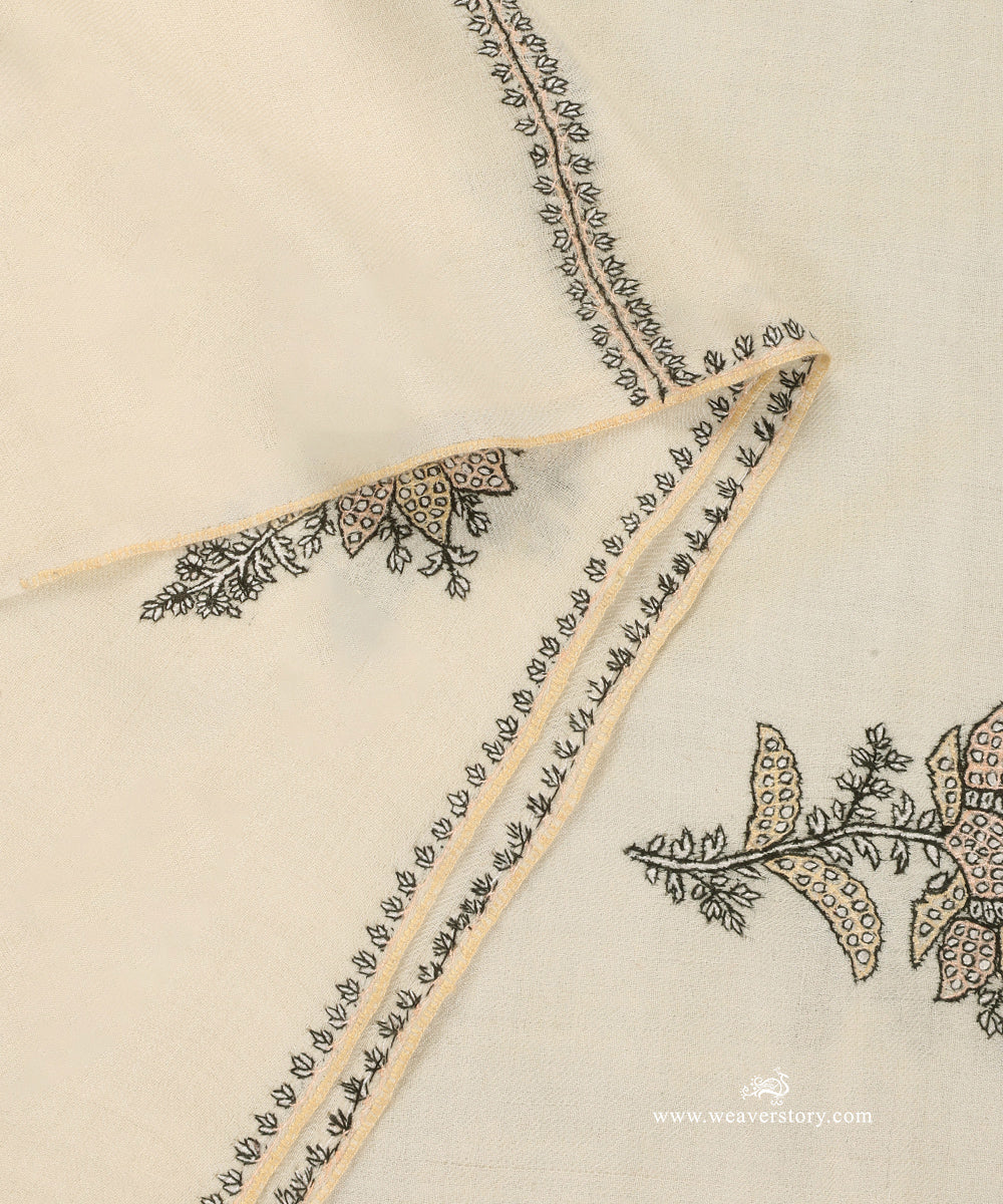Cream_Pure_Pashmina_Shawl_With_Soznikari_Booti_WeaverStory_05