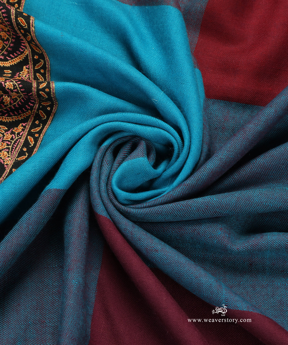 Red_And_Blue_Handwoven_Pure_Pashmina_Shawl_With_Heavy_Sozni_Border_WeaverStory_05