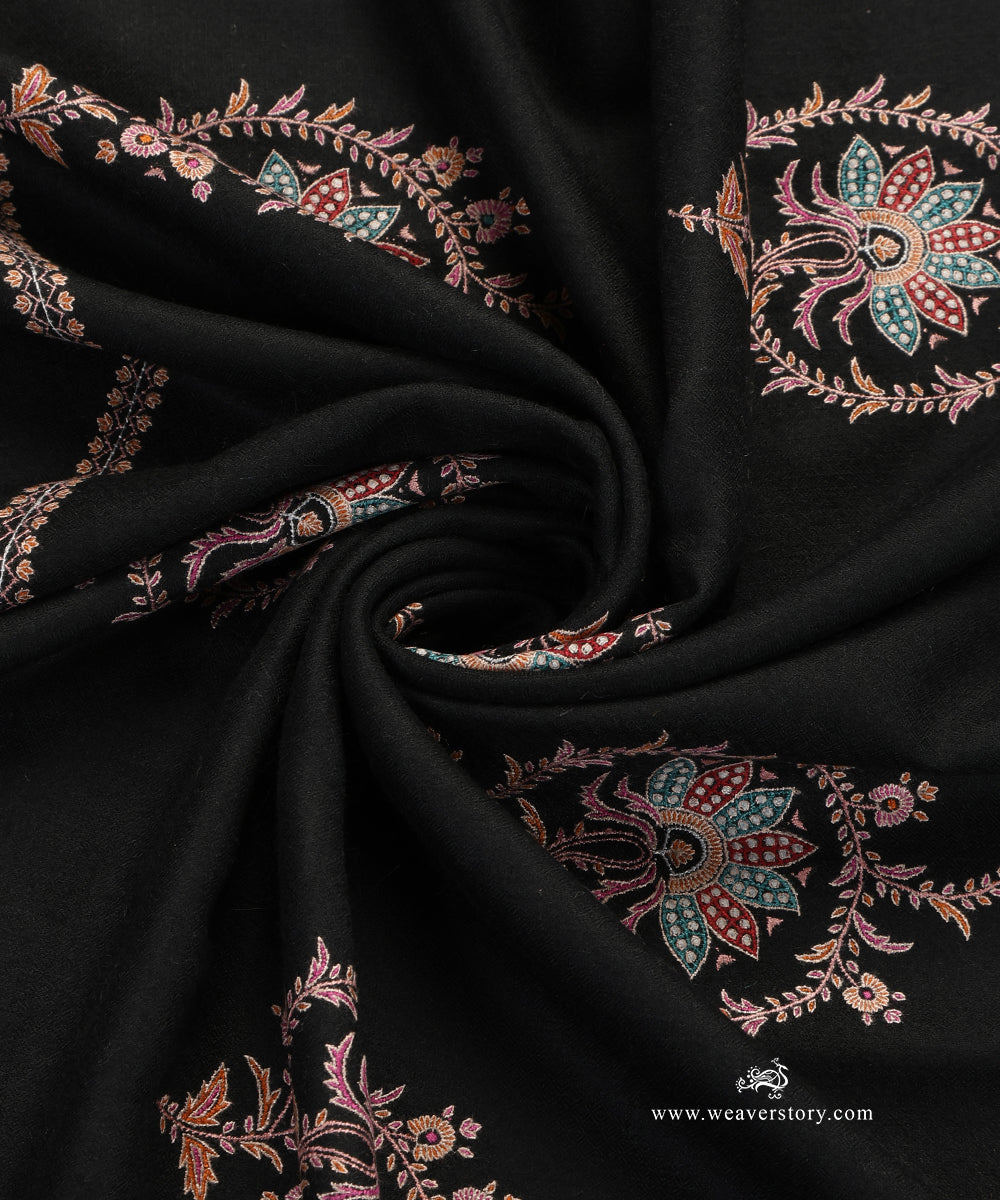 Black_Handwoven_Pure_Pashmina_Shawl_With_Soznikari_Booti_WeaverStory_05