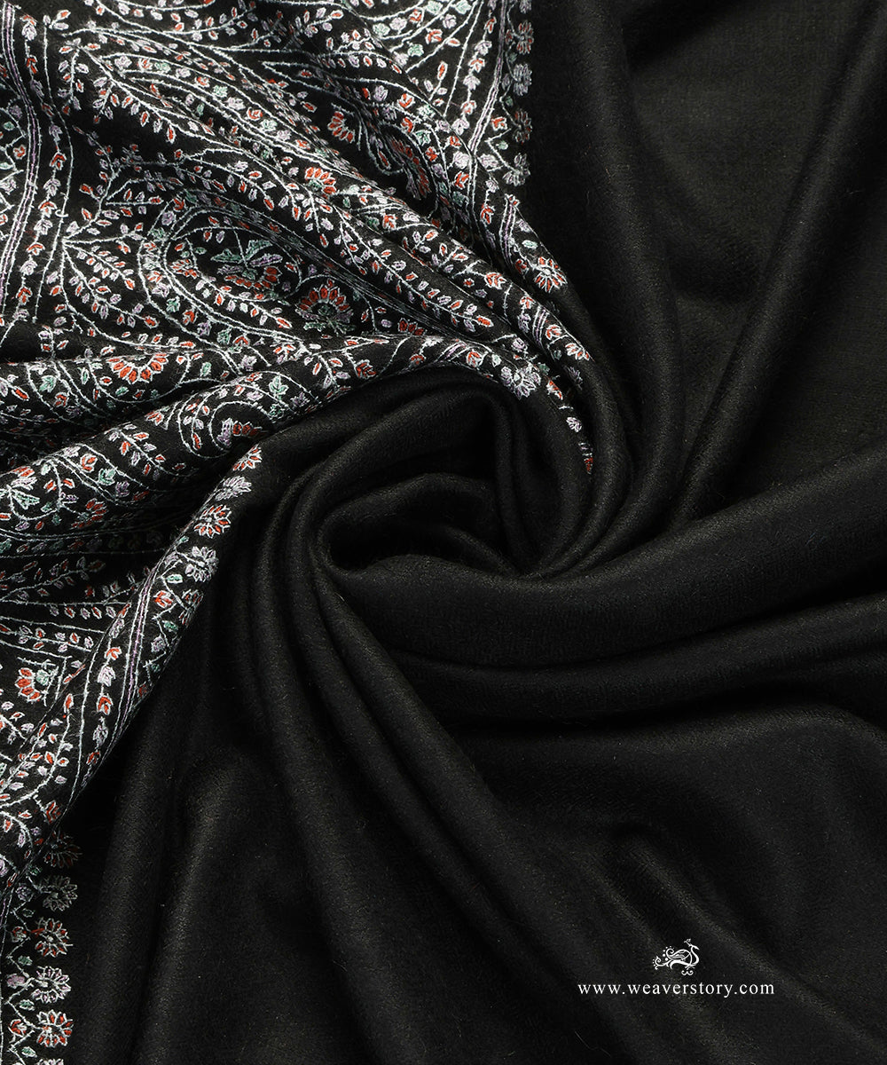 Black_Handwoven_Pure_Pashmina_Shawl_With_Soznikari_Border_WeaverStory_05