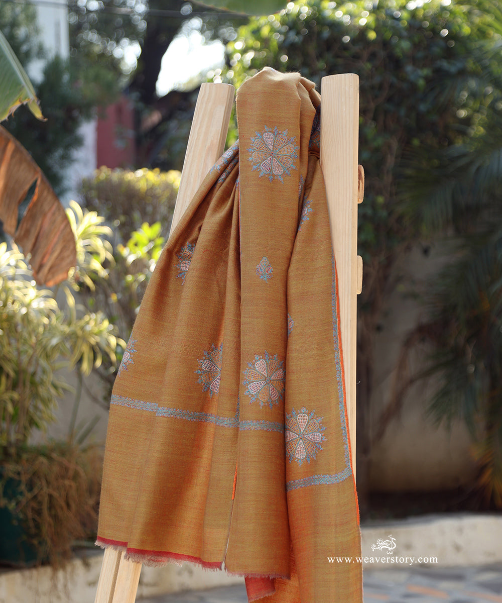 Handwoven_Ochre_Yellow_Double_Shade_Pure_Pashmina_Stole_With_Soznikari_Booti_WeaverStory_01