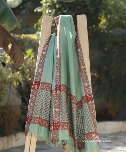 Sage_Green_Pure_Pashmina_Stole_With_Contrast_Sozni_Palla_WeaverStory_01