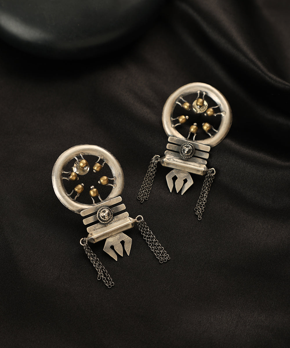 Diyanah_Handcrafted_Oxidised_Pure_Silver_Earrings_WeaverStory_01