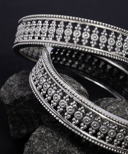 Aadhavi_Handcrafted_Oxidised_Pure_Silver_Bangles_With_Kempstones_WeaverStory_02