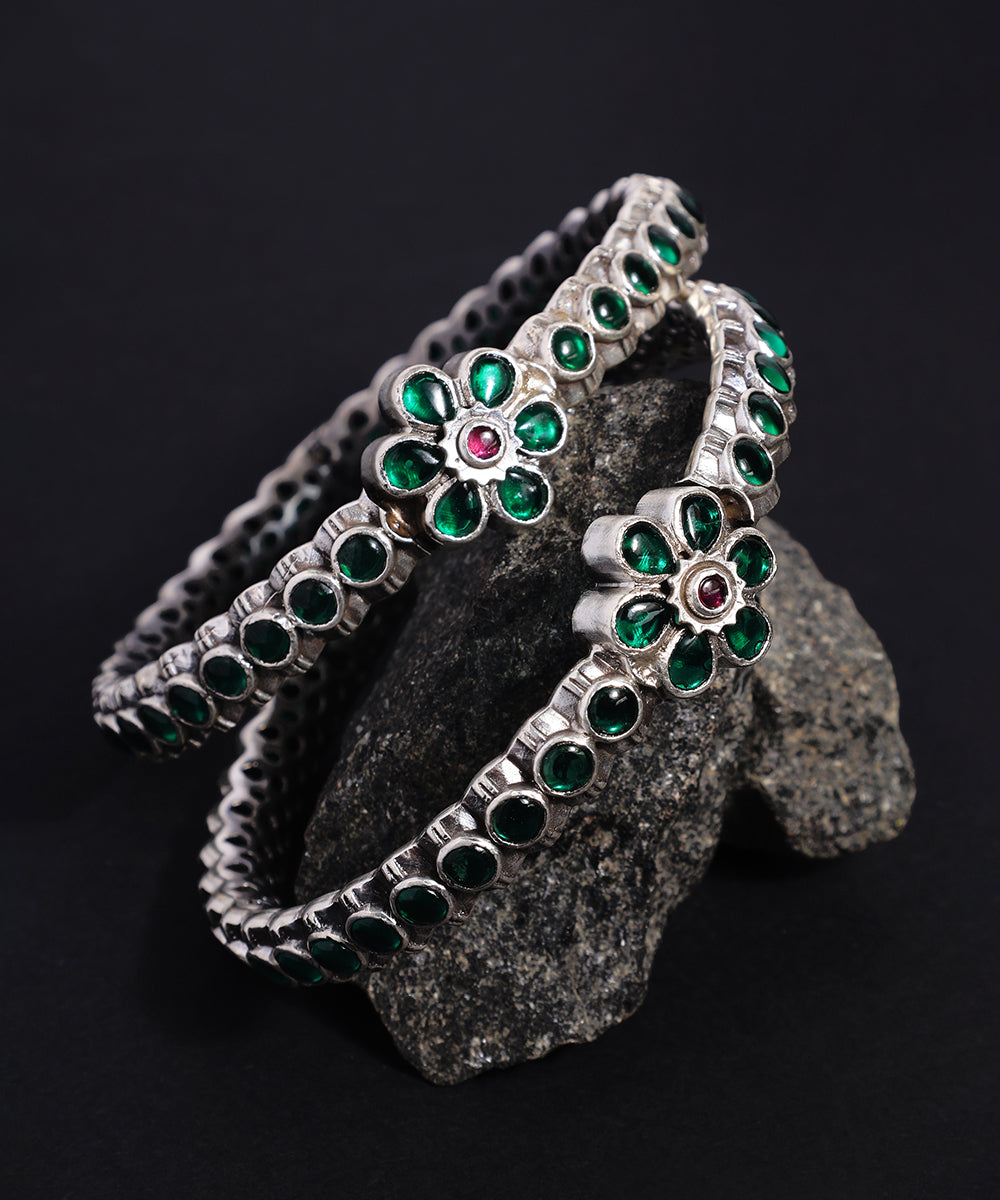 Dhruvika_Handcrafted_Oxidised_Pure_Silver_Bangles_With_Green_Kempstones_WeaverStory_02