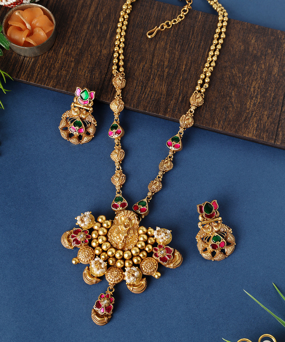 Aisha_Handcrafted_Golden_Pure_Silver_Kundan_Necklace_Set_WeaverStory_01