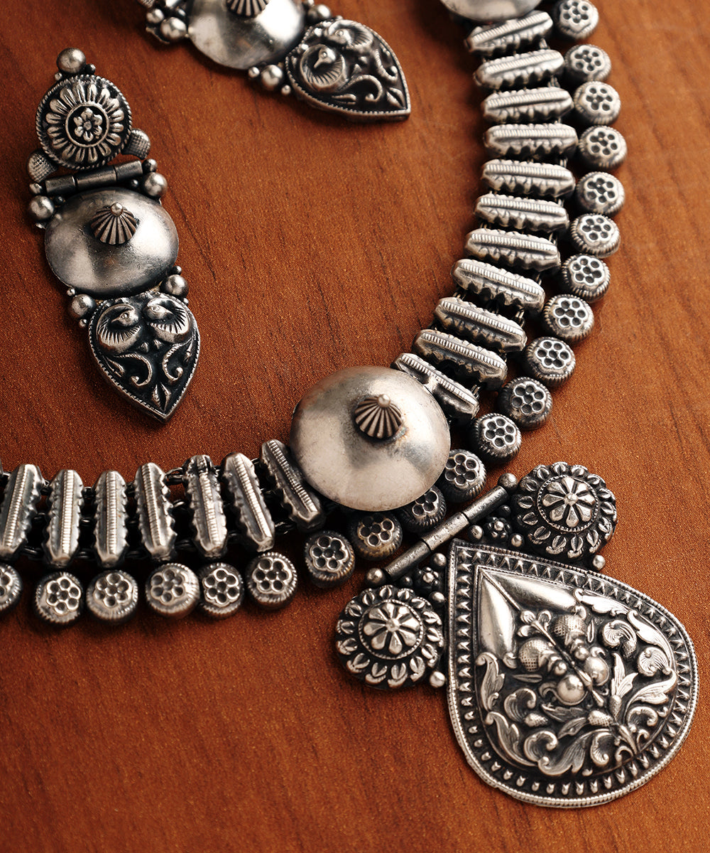 Malika_Handcrafted_Oxidised_Pure_Silver_Necklace_Set_WeaverStory_02