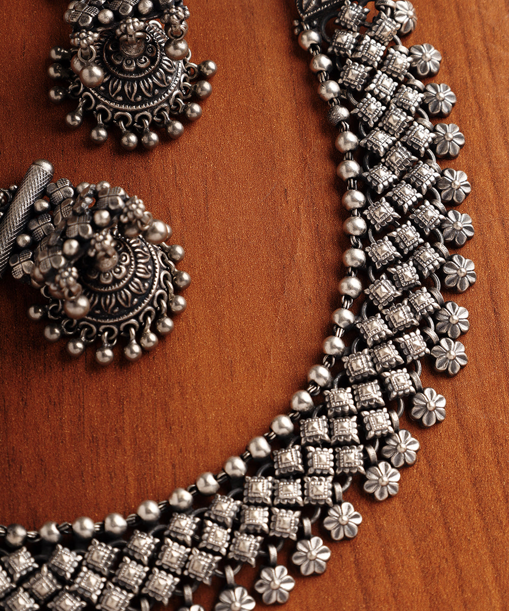 Munira_Handcrafted_Oxidised_Pure_Silver_Necklace_Set_WeaverStory_02