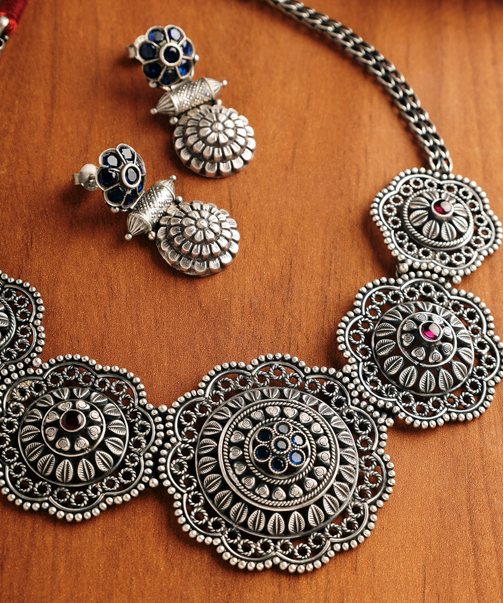 Naliba_Handcrafted_Oxidised_Pure_Silver_Necklace_Set_With_Kempstone_In_Floral_Motifs_WeaverStory_02