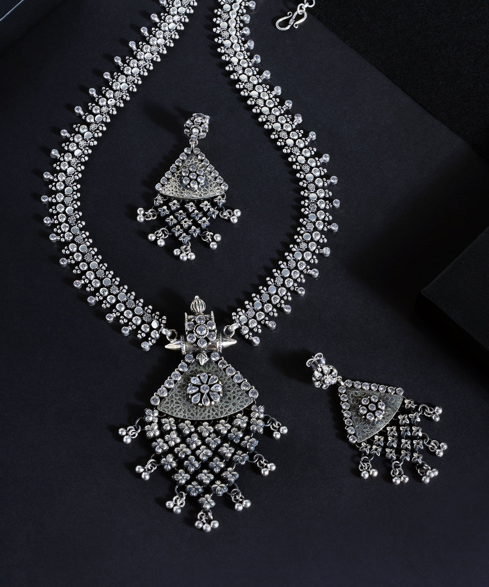 Ravina_Handcrafted_Oxidised_Pure_Silver_Necklace_Set_With_Cz_Stones_WeaverStory_01