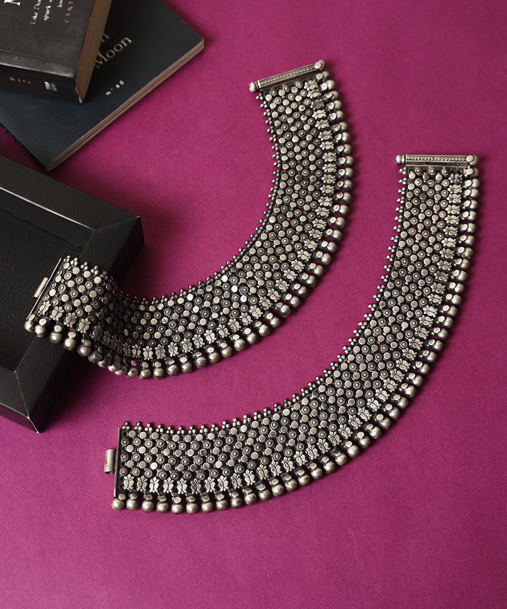 Kumkum_Handcrafted_Pure_Silver_Nakshi_Anklets_WeaverStory_01