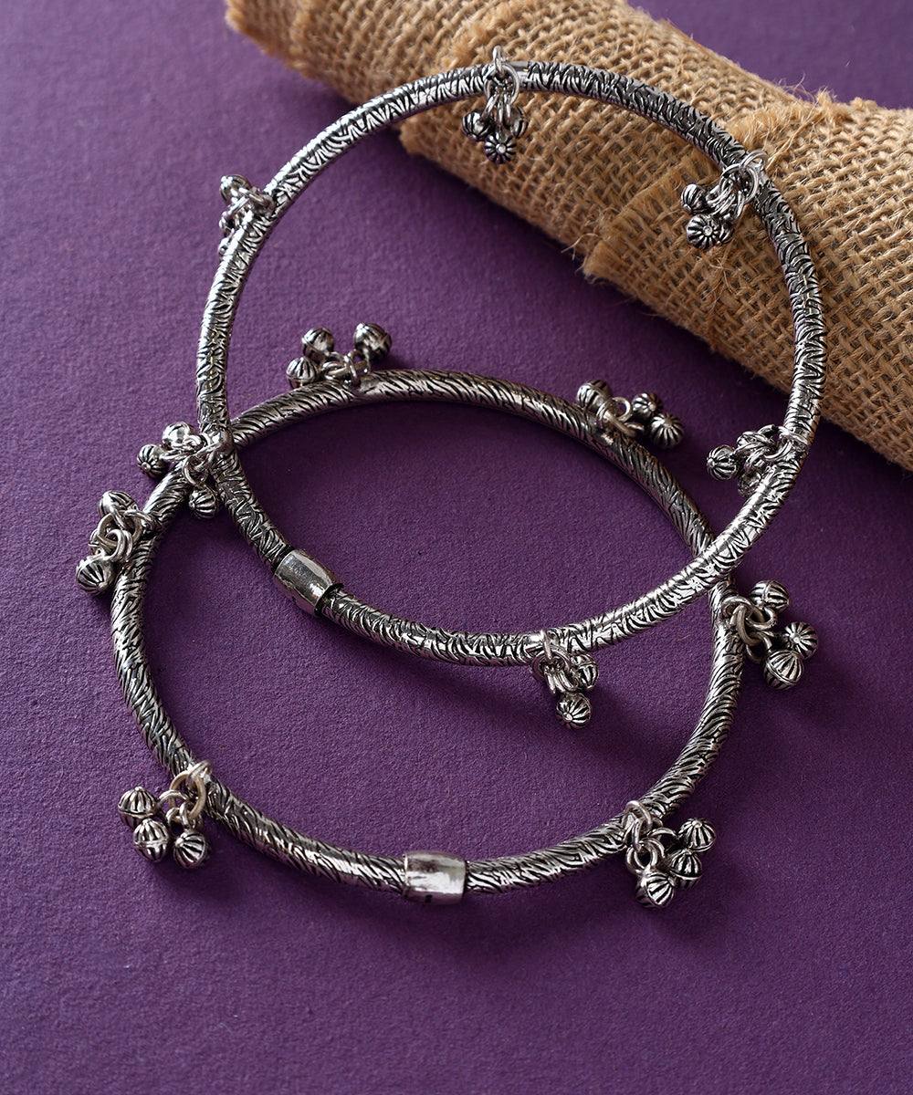 Aavya_Handcrafted_Pure_Silver_Anklets_With_Ghungroos_WeaverStory_01
