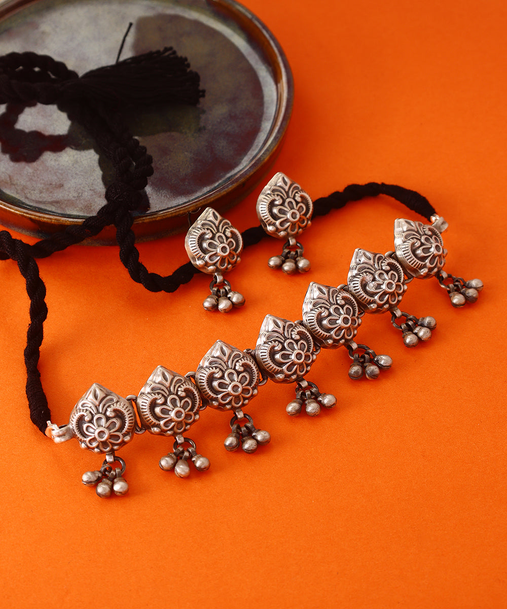 Inara_Handcrafted_Pure_Silver_Choker_Set_With_Ghungroos_WeaverStory_01