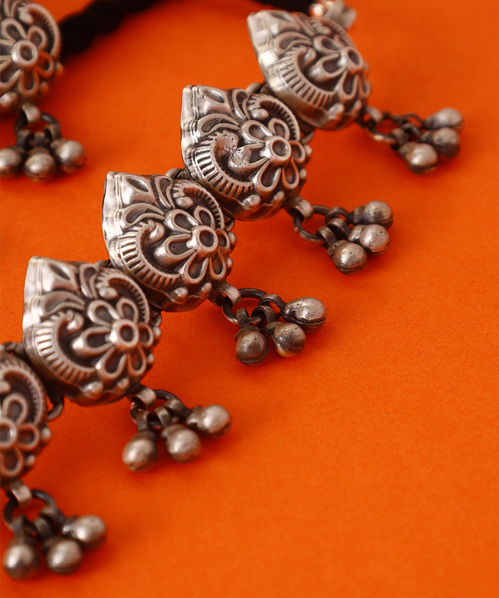 Inara_Handcrafted_Pure_Silver_Choker_Set_With_Ghungroos_WeaverStory_03