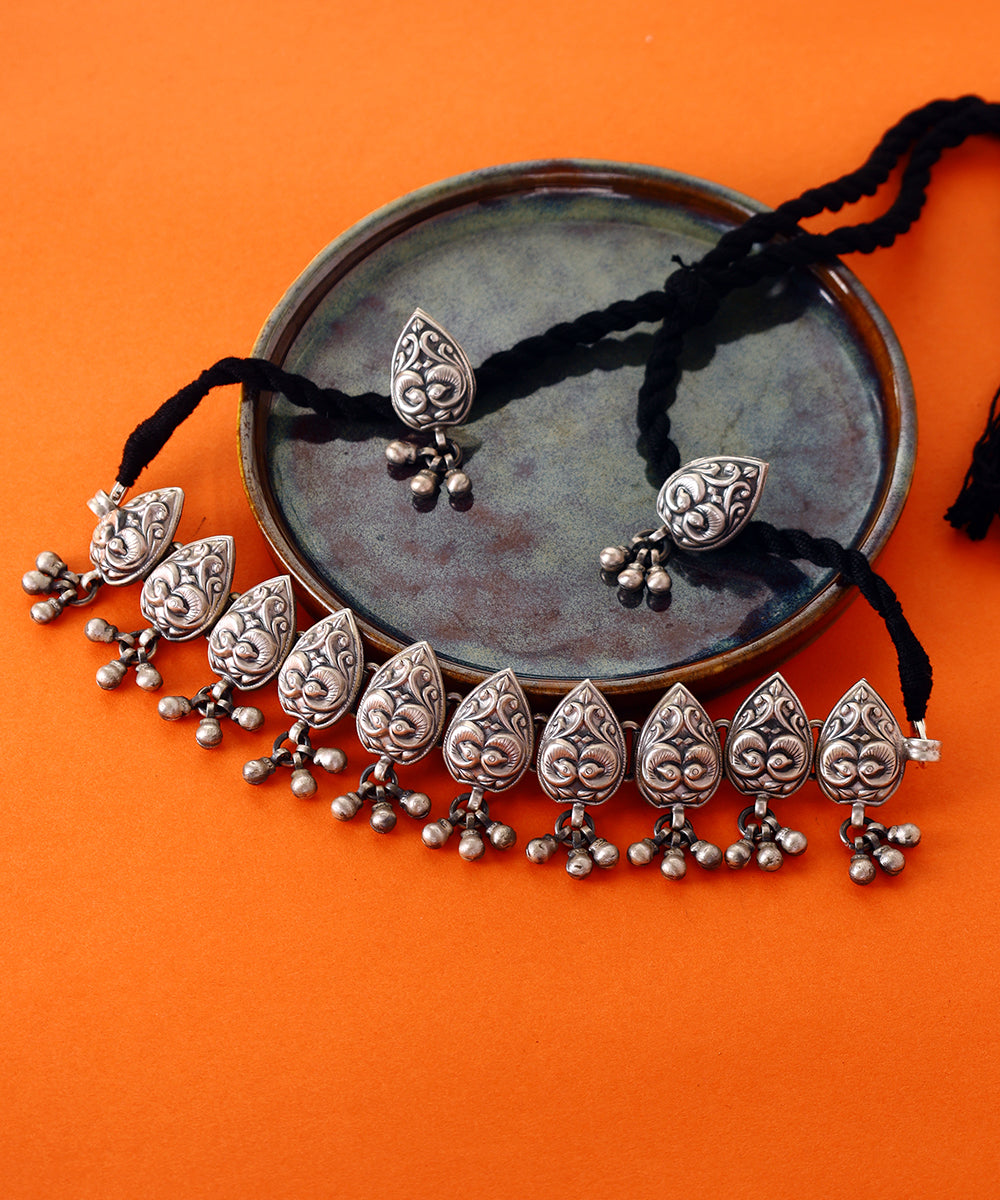 Vatika_Handcrafted_Pure_Silver_Choker_Set_With_Ghungroos_WeaverStory_01