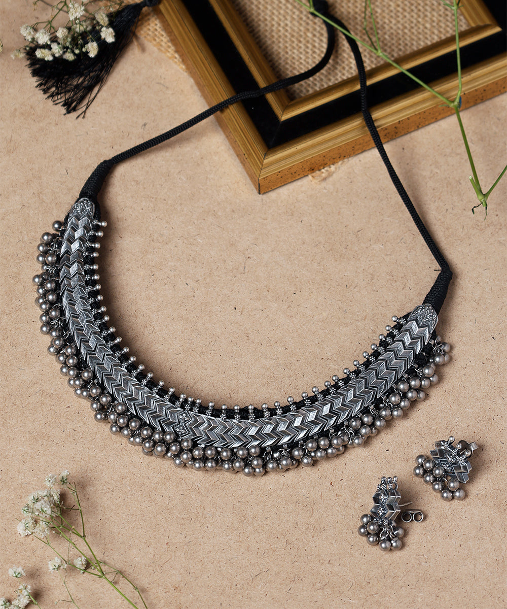 Hutun_Handcrafted_Oxidised_Pure_Silver_Necklace_With_Ghungharoo_WeaverStory_01