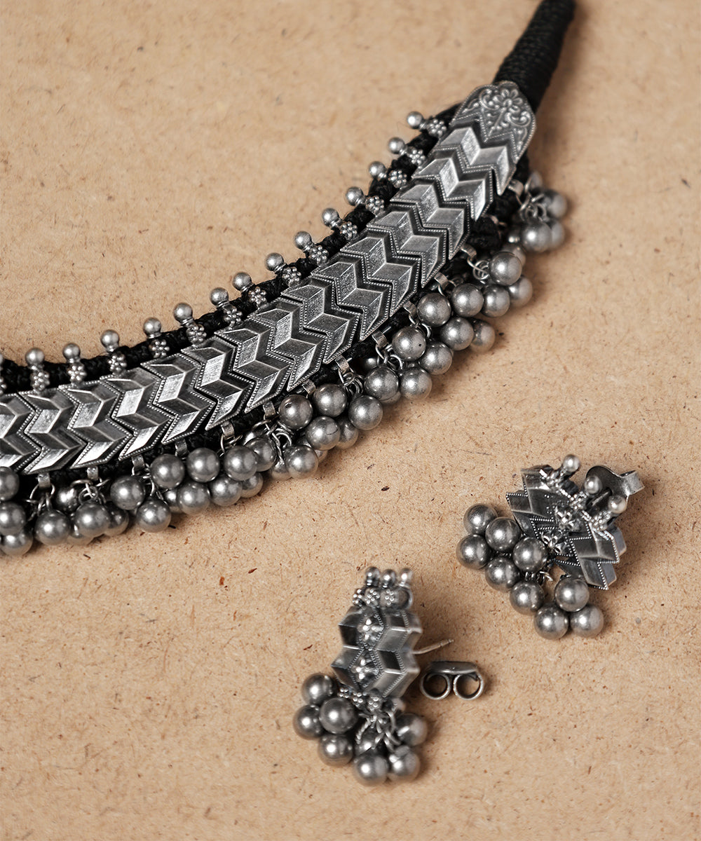 Hutun_Handcrafted_Oxidised_Pure_Silver_Necklace_With_Ghungharoo_WeaverStory_02