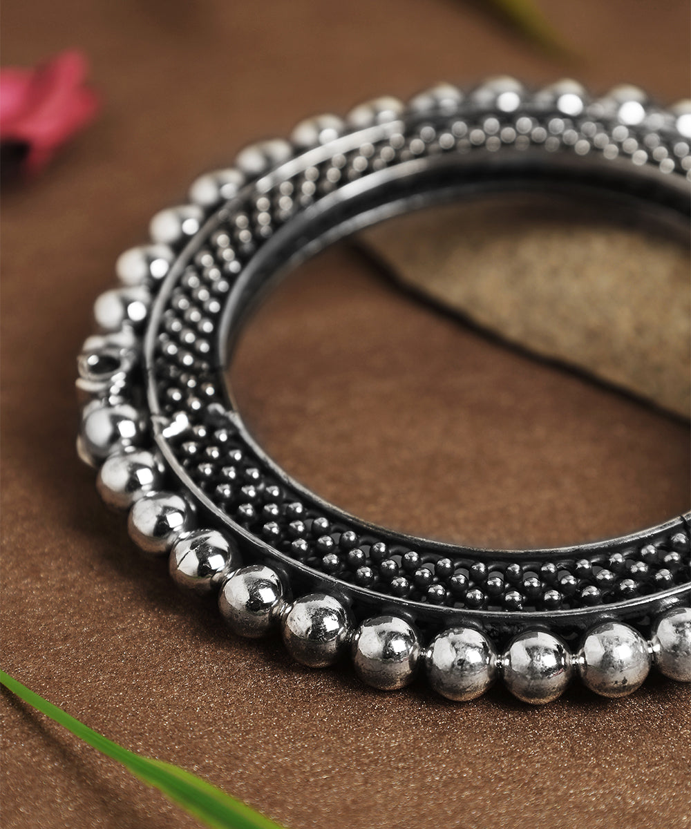 Nihar_Handcrafted_Oxidised_Pure_Silver_Bangle_WeaverStory_02