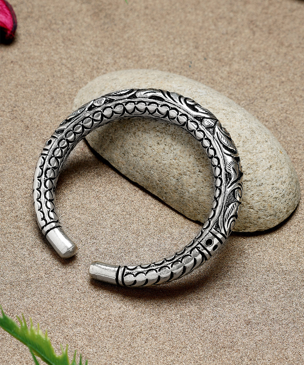 Kshitij_Handcrafted_Oxidised_Pure_Silver_Bangle_WeaverStory_01