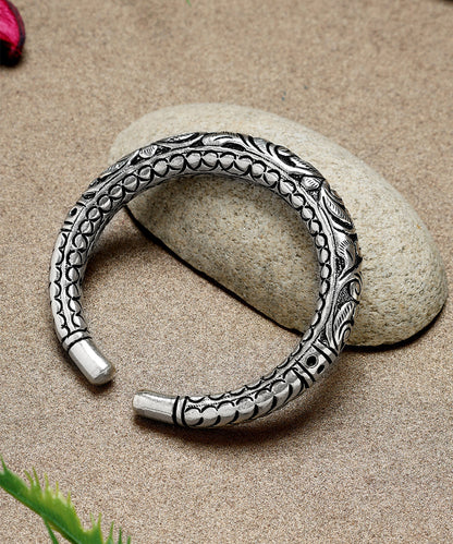 Kshitij_Handcrafted_Oxidised_Pure_Silver_Bangle_WeaverStory_01