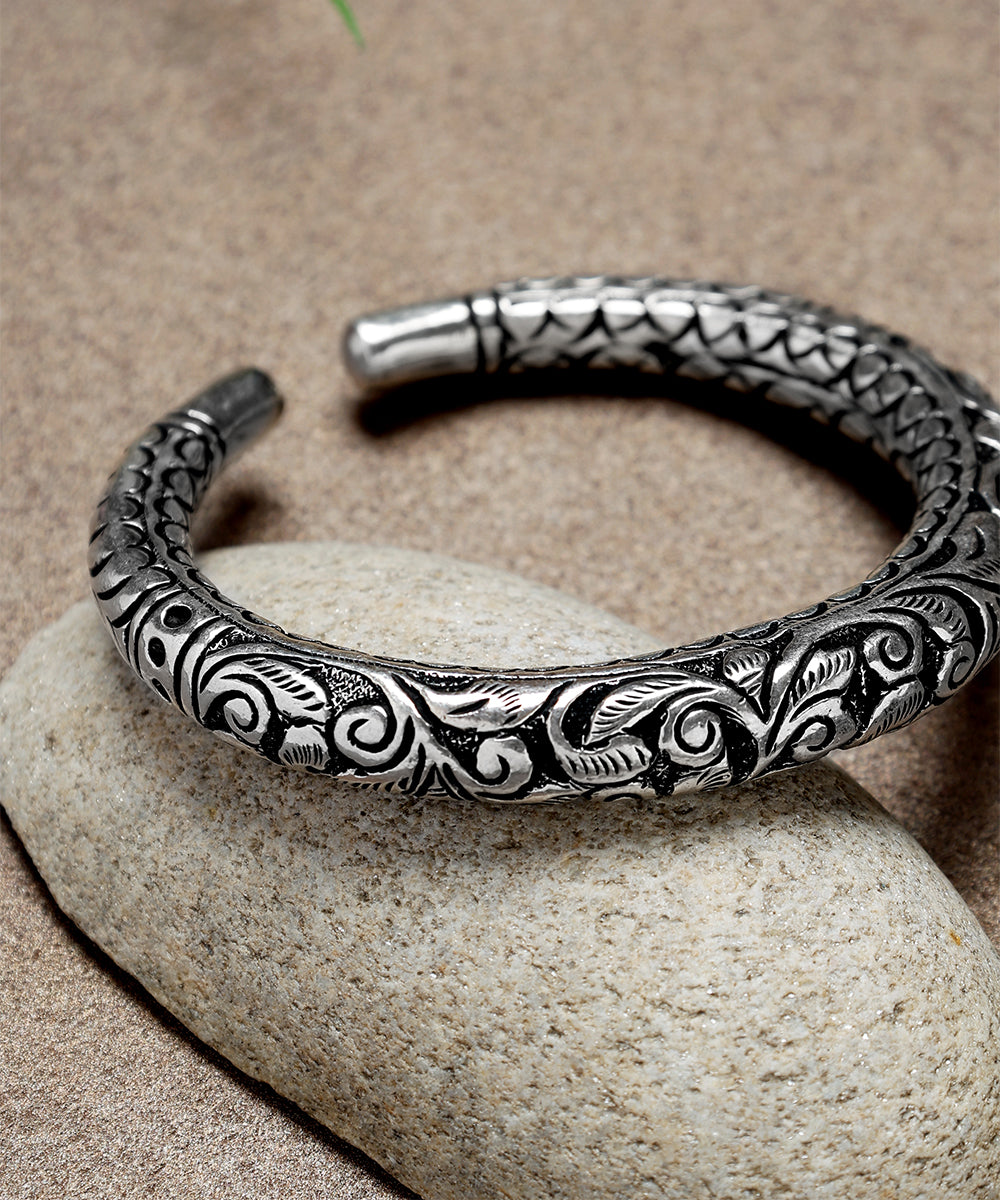 Kshitij_Handcrafted_Oxidised_Pure_Silver_Bangle_WeaverStory_02