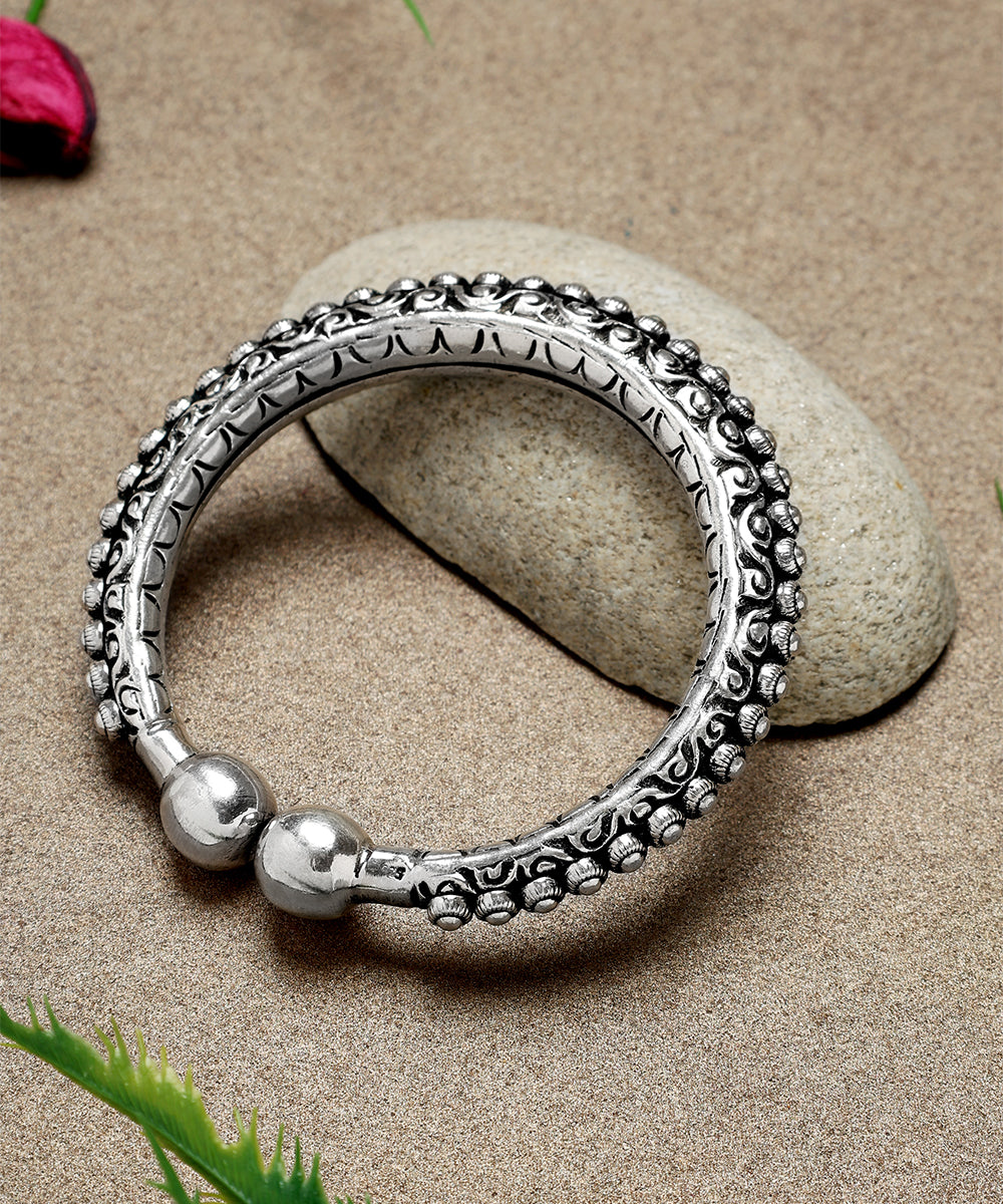 Vasu_Handcrafted_Oxidised_Pure_Silver_Bangle_WeaverStory_01