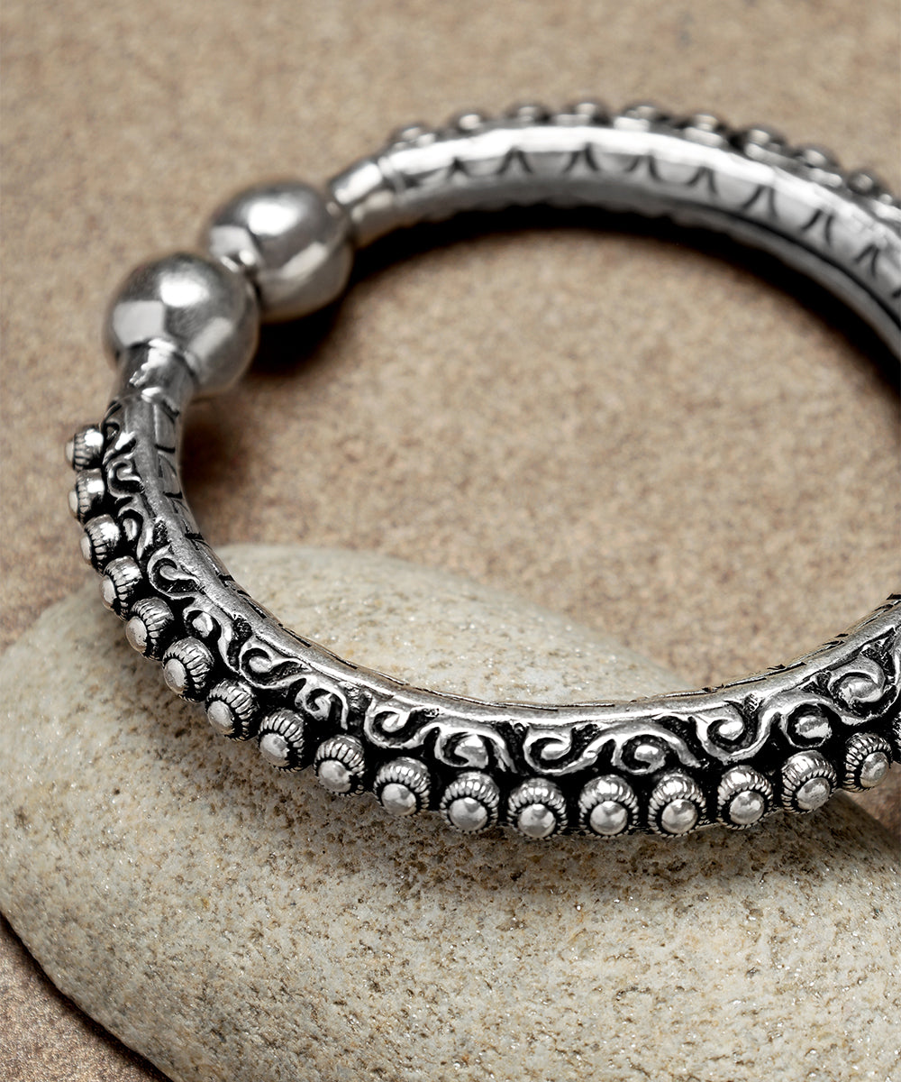 Vasu_Handcrafted_Oxidised_Pure_Silver_Bangle_WeaverStory_02