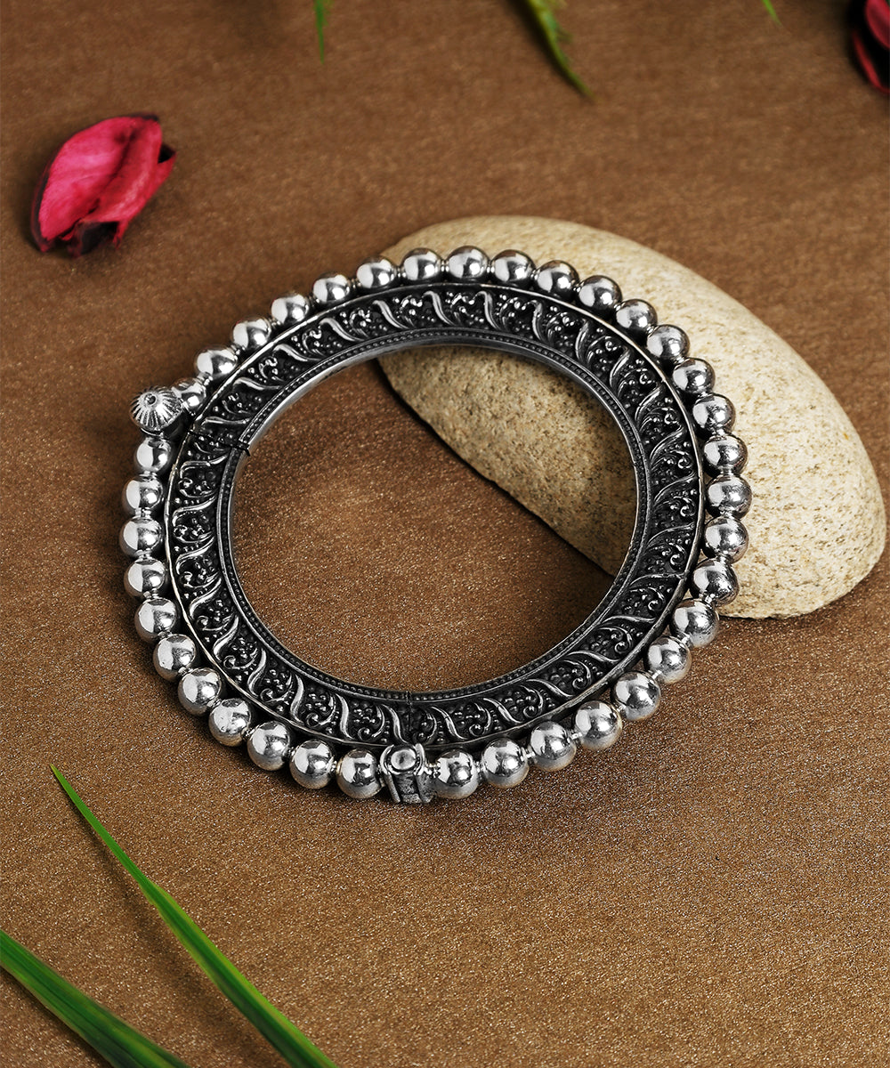 Satyam_Handcrafted_Oxidised_Pure_Silver_Bangle_WeaverStory_01