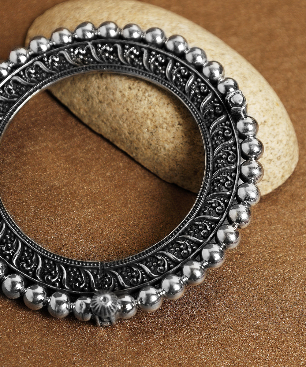 Satyam_Handcrafted_Oxidised_Pure_Silver_Bangle_WeaverStory_02