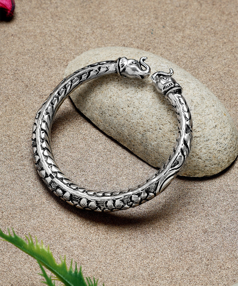 Anurag_Handcrafted_Oxidised_Pure_Silver_Bangle_WeaverStory_01