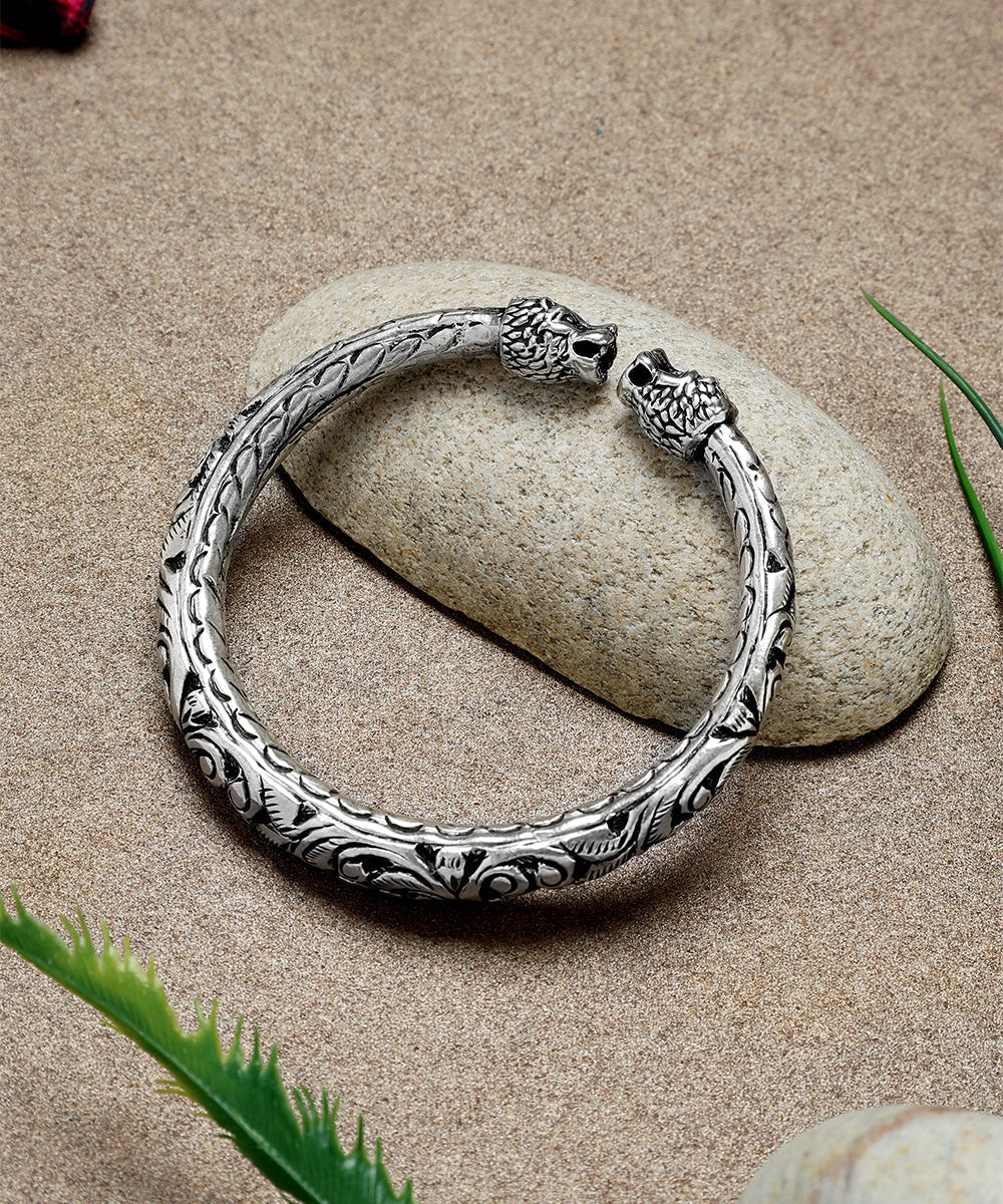 Tula_Handcrafted_Oxidised_Pure_Silver_Bangle_WeaverStory_01