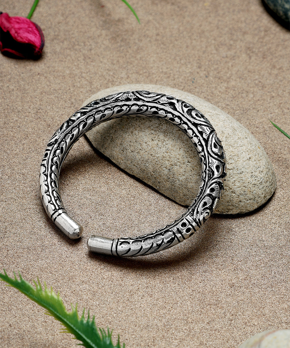 Hardik_Handcrafted_Oxidised_Pure_Silver_Bangle_WeaverStory_01